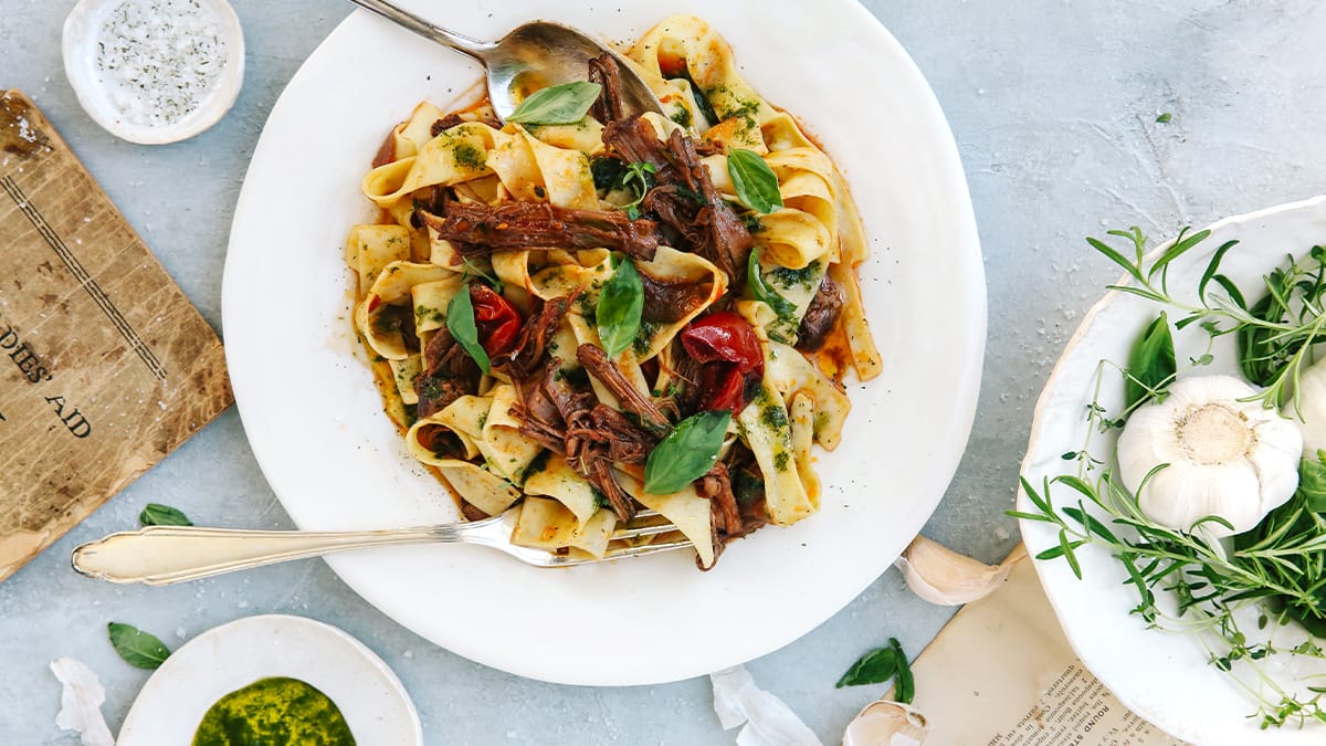 Fr Hlingsgerichte Pasta Mit Geschmortem Rindfleisch Schweizer