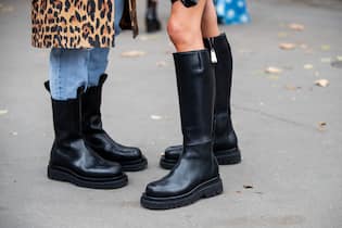 Welche Jeans zu welchen Boots? PARIS, FRANCE - SEPTEMBER 26: Linda Tol seen wearing denim jeans, black boots, coat with animal leopard print and Chloe Harrouche wearing black boots outside Paco Rabanne during Paris Fashion Week Womenswear Spring Summer 2020 on September 26, 2019 in Paris, France. (Photo by Christian Vierig/Getty Images)
