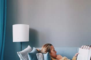 Warum sollten wir so oft wie möglich lesen? Gemütlich auf der Couch liegend ein spannendes Buch lesen? Wenn nicht jetzt, wann dann?