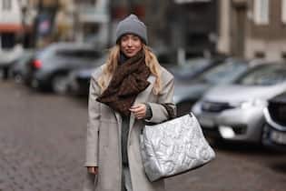 Das hilft gegen platte und wirre Mützenhaare BERLIN, GERMANY - NOVEMBER 10: Sonia Lyson seen wearing a Milk White grey oversized coat, a Gobi cashmere grey knit sweater and grey hat, a Louis Vuitton monogram scarf and a Louis Vuitton On The Go GM silver puffer bag on November 10, 2022 in Berlin, Germany. (Photo by Jeremy Moeller/Getty Images)