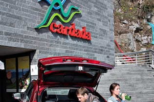 Bildgalerie - Romantik in der Sonnenstube Wanderlust: Bei der Talstation zur Cardada montiert unser Paar festes Schuhwerk.