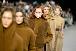 Diese 4 Make-up-Trends geben gerade den Ton an Auf den Laufstegen gesichtet: Dichte Brauen sind diese Saison ein Muss.