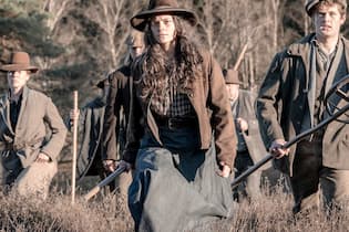 «Schwarzes Gold»: Hochkarätiges Historiendrama im Western-Stil Johanna (Harriet Herbig-Matten, M.) lehnt sich mit ihrer Familie in «Schwarzes Gold» gegen die Ausbeutung durch die Ölindustrie auf.