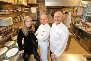 Ein sehr grosszügiger Abschied! Horst Petermann geht! Iris Petermann und Rico Zandonella (r.) übernehmen im November die «Kunststuben» mit einer locker-lässigen und trotzdem hochklassigen Küche.