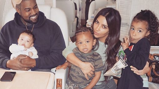 Kim Kardashian und Kanye West mit ihren Kindern North Saint und Chicago