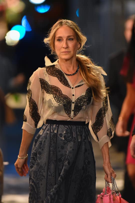 NEW YORK, NEW YORK - NOVEMBER 01: Sarah Jessica Parker seen at a set for 'And Just Like That' filming in West Village on November 01, 2021 in New York City. (Photo by Robert Kamau/GC Images)