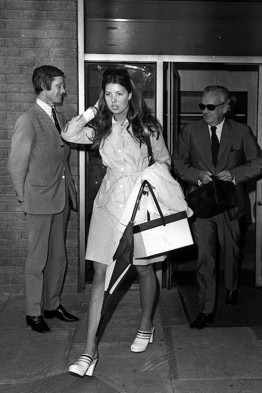 Prinzessin Caroline (MC), mit ihrem Vater Fürst Rainier im Heathrow Flughafen. die 16-jährige Prinzessin kehrte nach 2 Jahren Schule in England zurück. London. UK. 2. Juli 1973. 19730702.