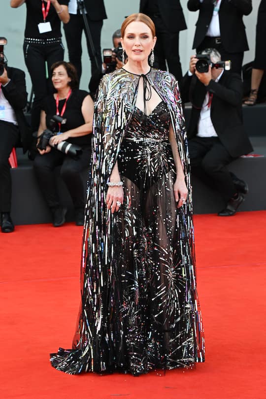 VENICE, ITALY - AUGUST 31: Jury President Julianne Moore attends the "White Noise" and opening ceremony red carpet at the 79th Venice International Film Festival on August 31, 2022 in Venice, Italy. (Photo by Stephane Cardinale - Corbis/Corbis via Getty Images)