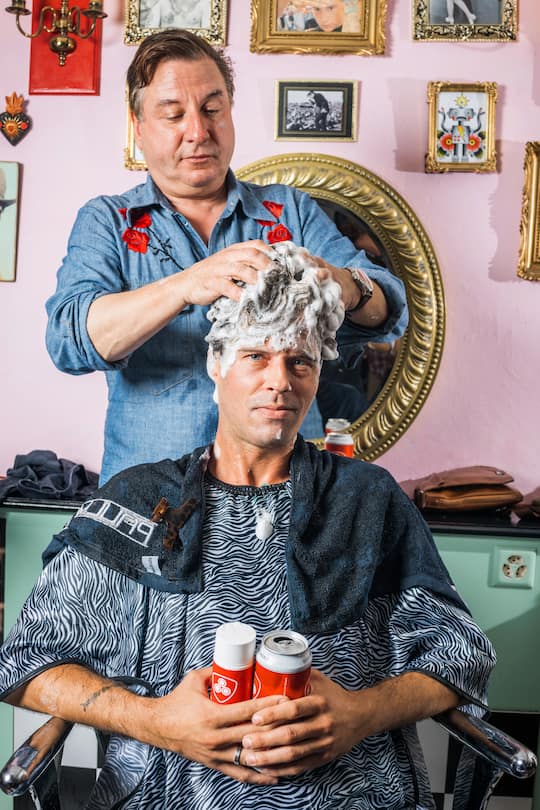 Beat Schlatter wäscht Vujo die Haare