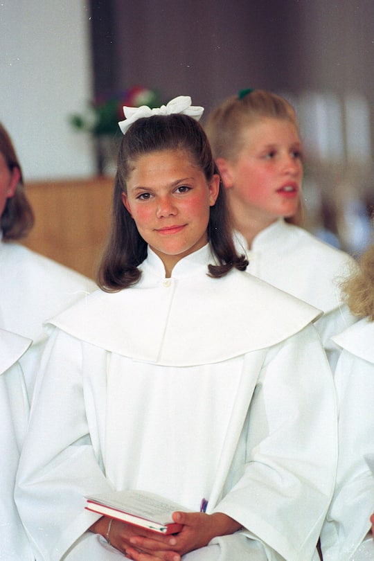 photo: Charles Hammersten. Schweden, 1992 Kronprinzessin Victorias Konfirmation, 1992. Halbfigur, weiss, Kirche, Titel >> Bildnr.: 00028123Jugend --------------------------------------?-----