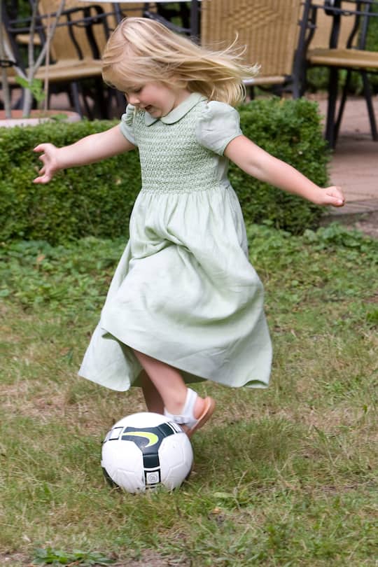 Als Prinzessin gehört es sich auch, selbst beim Fussballspiel elegant zu bleiben. Amalia macht vor, wie das auszusehen hat.