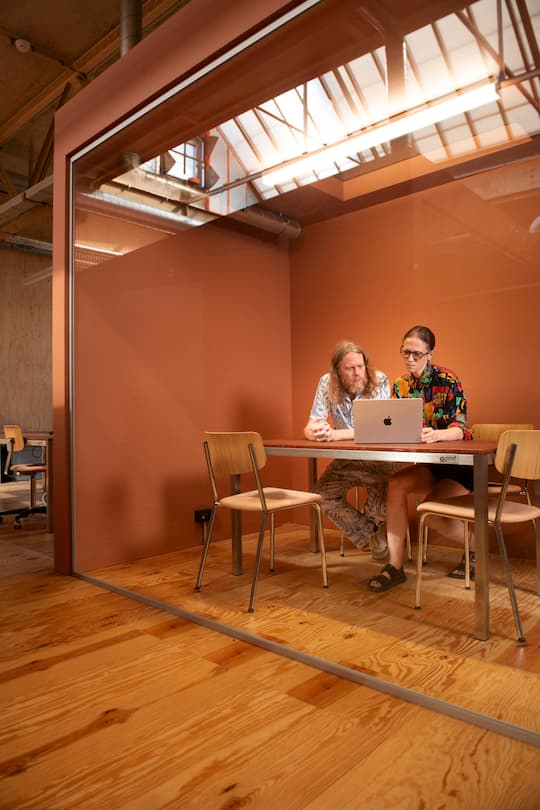 Hanna und Johan Akerström, Gründerfamilie SOEDER, mit ihren Kindern Danny in der Seifenproduktion in Zürich, 21. August 2024