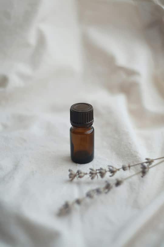 Lavendelöl ist ein wahres Allround-Talent und hilft bei vielen Wehwehchen.