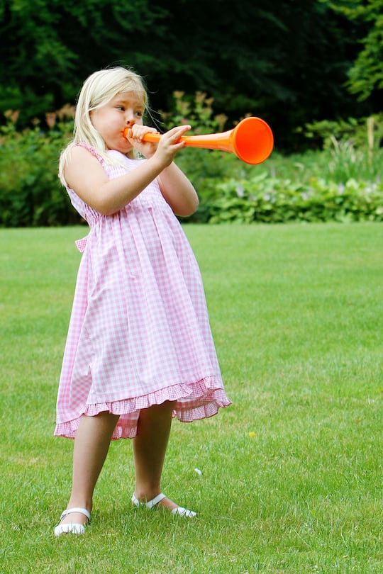 Erinnert ihr euch noch, wie wir zur WM 2010 mit Vuvuzelas fast in den Wahnsinn getrieben wurden? Dem niederländischen Kronprinzenpaar ging es da damals wohl nicht anders, denn auch Prinzessin Amalia scheint ebenfalls ganz begeistert von den Tröten gewesen sein.