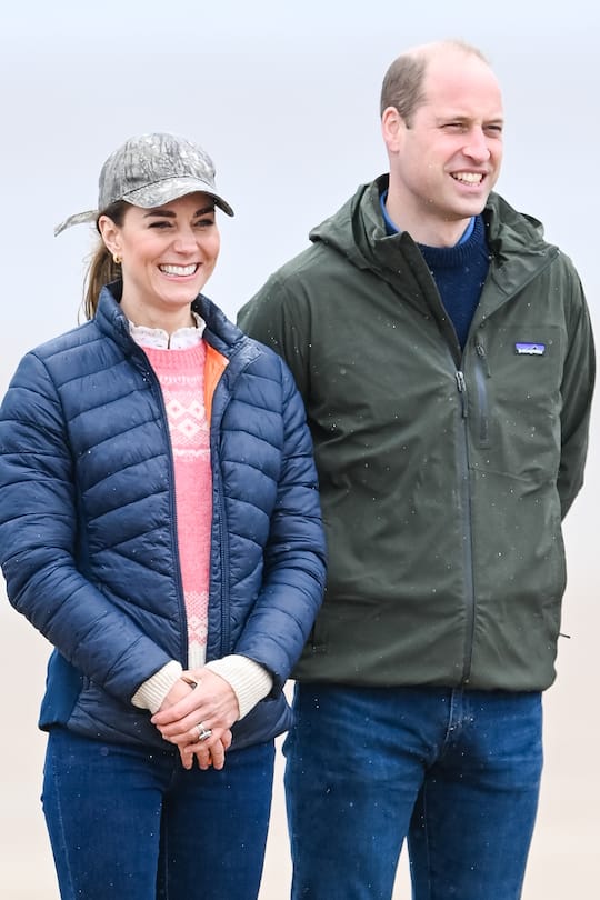 Prinz William und Herzogin Kate am Strand in England