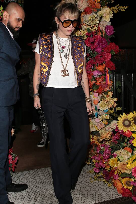 LONDON, ENGLAND - MAY 28: Miley Cyrus seen leaving Gymkhana restaurant in Mayfair on May 28, 2019 in London, England. (Photo by Ricky Vigil M/GC Images)