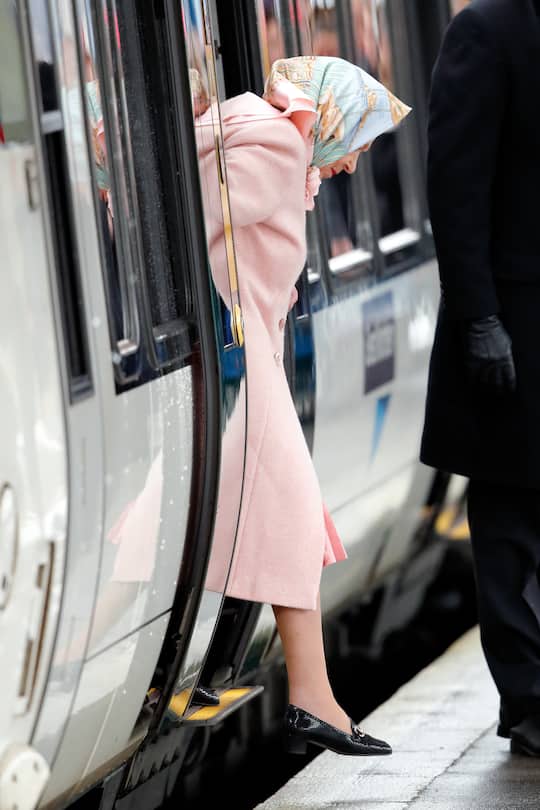 Queen Elizabeth II. verlässt den Zug