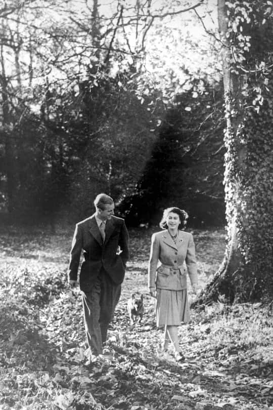 The happy couple on their honeymoon in the woods of Broadlands, Romsey, Princess Elizabeth and the Duke of Edinburgh. 23rd November 1947 UnitedArchives00158546 PUBLICATIONxINxGERxSUIxAUTxONLY