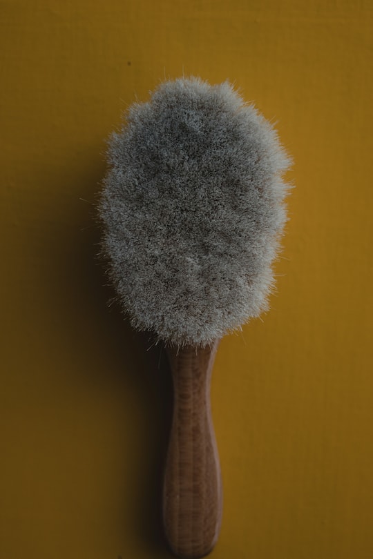 Wer seine Haarbürste nicht regelmässig reinigt, riskiert schnell fettende Haare.