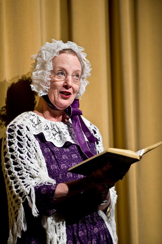 Königin Margrethe (DK), Denmark, Naestved, 20080518, 18 Mai 2008, Freizeit, bei Kinderballet, wo Sie die Verkleidung und Dekoration für die Abtanz Ballett designte, Spass haben, Mimik, Bühne, Vorlesen, Halbfigur, Verkleidung, Buch------------------------------ _STF6688.NEF had for the 28th. time designed the costumes stage decorations for the Susanne Heerings School. She also read the the story tale about the little tin soldier.The annual show was held at Naestved.