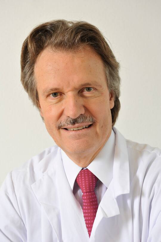 Prof. Thomas Lüscher mit Patient Adolf Bachmann im Hauptgebäude Universitätsspital Zürich, 2012