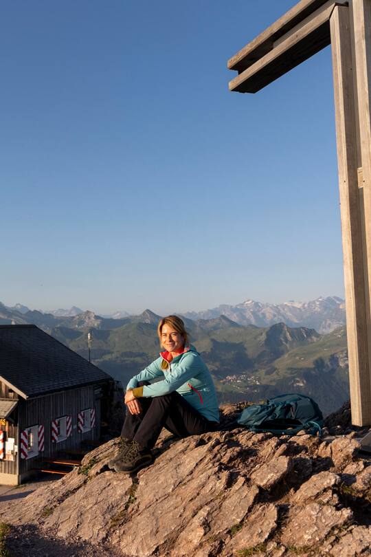 Mit Petra Gössi zum Sonnenaufgang auf den Grossen Mythen. Foto:Bernard van Dierendonck