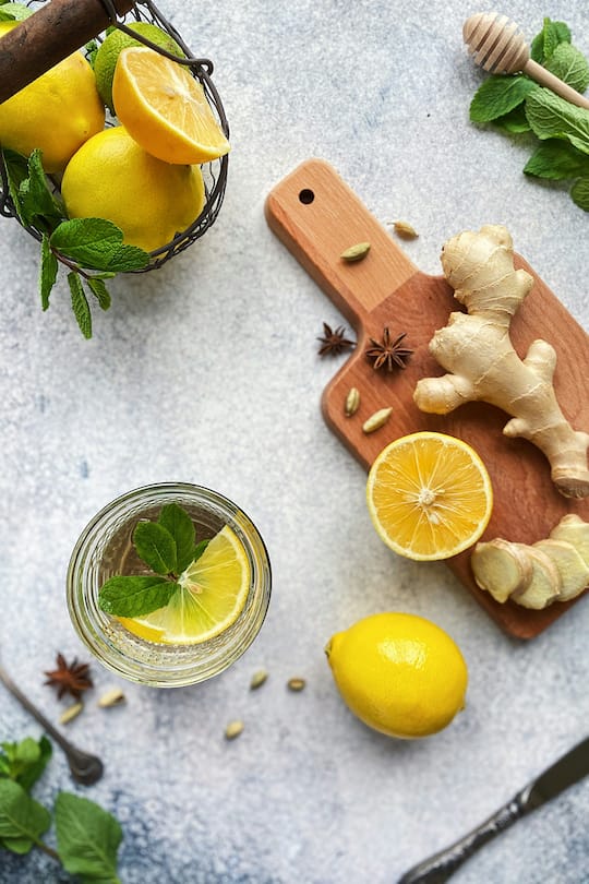 Ingwer wirkt entzündungshemmend, kann bei Akne wirken, die Fettverbrennung ankurbeln und und und.