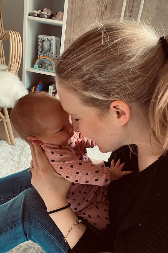 Schauspielerin Sabrina Kern mit Baby Juno