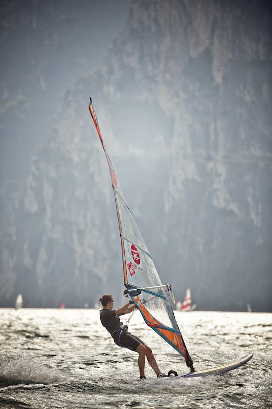 SI SPORT - Michelle Guisin am Guardasee in Italien am Windsurfen - ©by Adrian Bretscher/SI