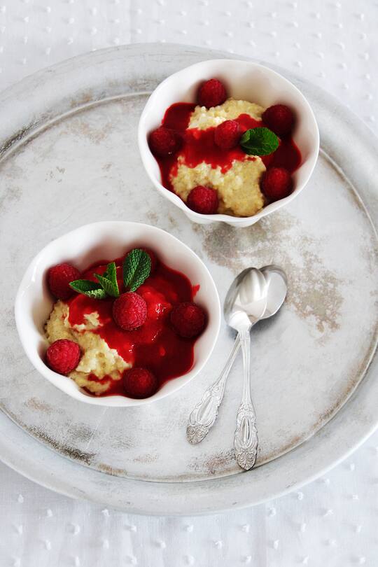 Hirsepudding mit Himbeeren