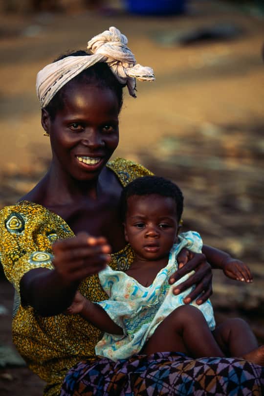 IVORY COAST - MARCH 18: A Yacouba woman and child, region of Man, Ivory Coast. (Photo by DeAgostini/Getty Images)