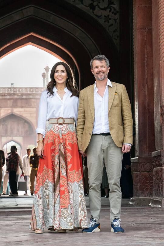 Hand in Hand schreiten Kronprinzessin Mary und Kronprinz Frederik durch das imposante Eingangstor zum Taj Mahal.