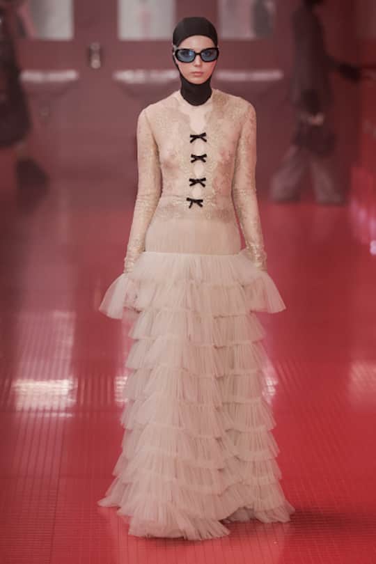 Filigrane Transparenz trifft auf dramatische Inszenierung auf dem rot gekachelten Laufsteg von Valentino.