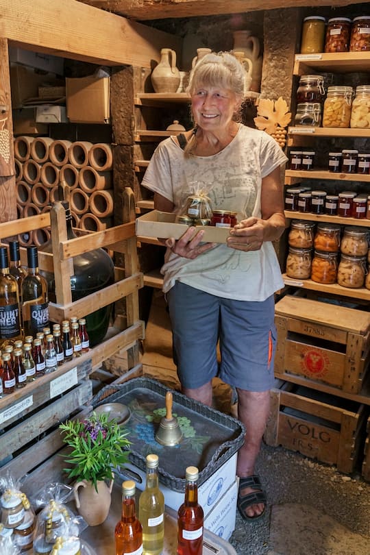 GRUEN 03/21 Walensee Quinten, Switzerland - July 2, 2021. Das Kellerlädeli von Margrit Bärlocher am July 2, 2021 in Quinten. Alle Naturprodukte, die Margrit Bärlocher verkauft, hat sie in Quinten selber angepflanzt und produziert. CREDIT: Flurina Rothenberger for Die Zeit.