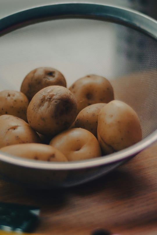 Kartoffeln in einem Sieb.