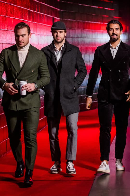 Schweizer Power in der NHL (v. l.): Timo Meier, Nico Hischier und Jonas Siegenthaler betreten das Stadion im Anzug – ein typisches Bild vor jedem NHL-Spiel.