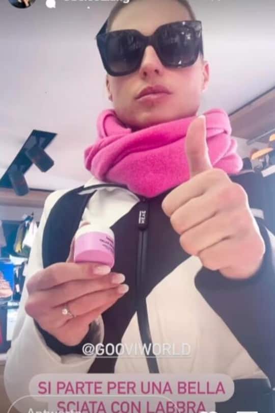 Michelle Hunziker und ihr verdächtiges Schmuckstück.