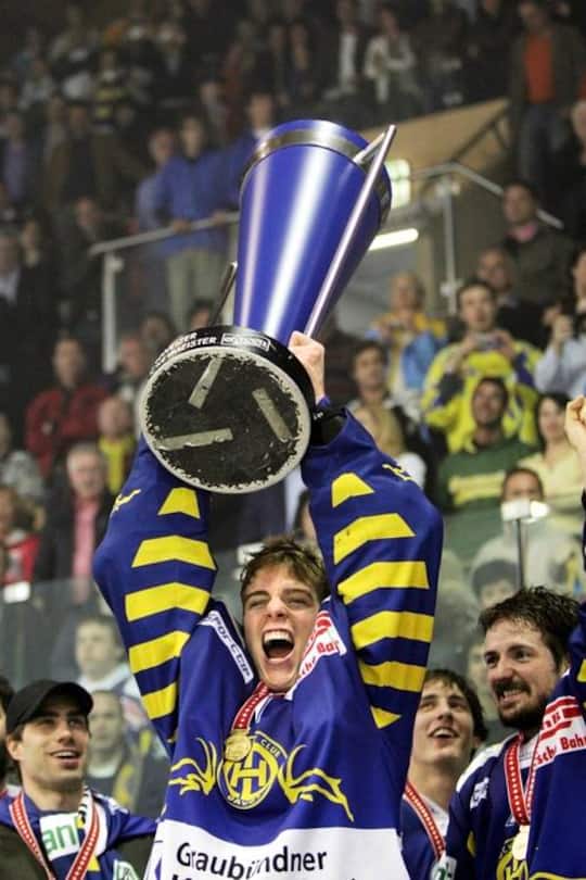 Torhueter Jonas Hiller jubelt mit dem Meisterpokal