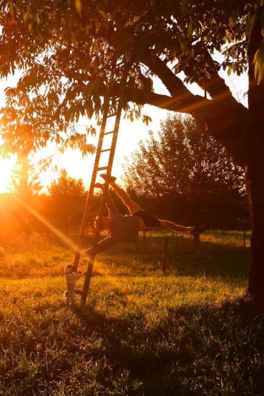 Jason Brügger im Sonnenuntergang an der Leiter