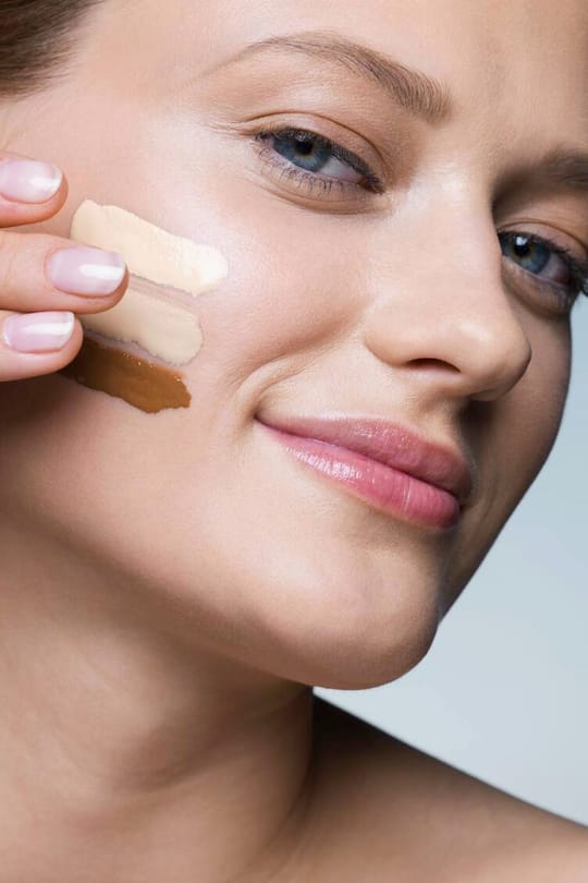 Toller Teint: Habt ihr erst mal euren Hautunterton bestimmt, findet ihr ganz einfach den passenden Farbton für eure Foundation.