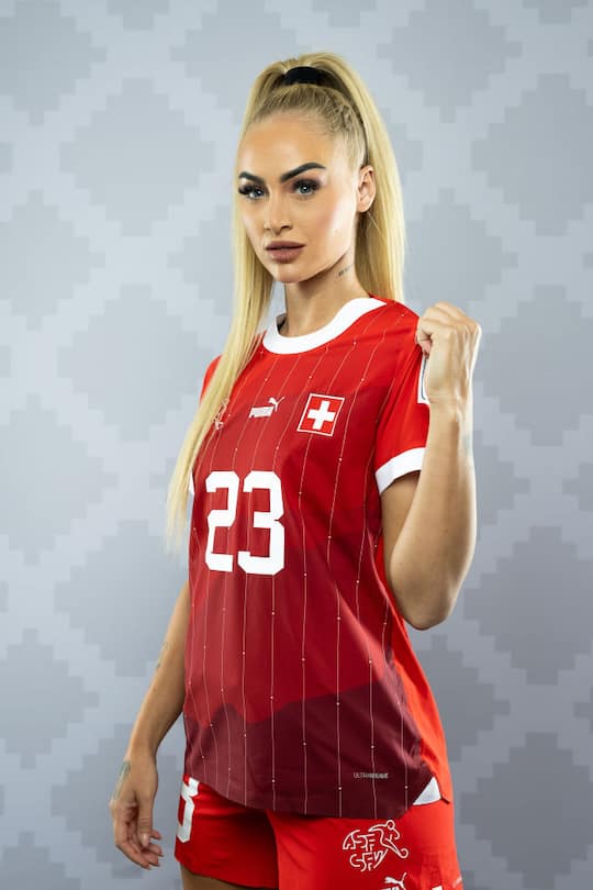 Die Schweizer Fussballerin Alisha Lehmann Zieht Mit Dem Trend-Getränk ...