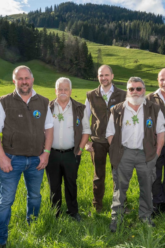 Die Wetterpropheten am 25. April 2025 in Rothenthurm SZ, von links: Karl «Tobel-Kari» Laimbacher, Roman «Jöri» Ulrich, Alois «Tannzapfen» Holdener, (jetzt zurückgetreten), Silvan «Herrenbödler» Betschart, Karl «Naturmensch» Hediger, Martin «Tannabärt» Gisler und Martin «Museres» Holdener, der aktuelle Wetterkönig.