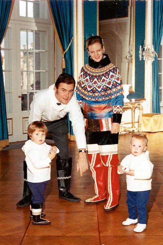 Königin Margrethe (DK), Prinzgemahl Henrik (DK), Kronprinz Frederik (DK), Prinz Joachim (DK), im Nationaltracht aus Grönland. Anfang den 70'er Jahren. Ungefär 1971. Amalienborg, Kopenhagen, Dänemark. ** No SocialMedia Use **