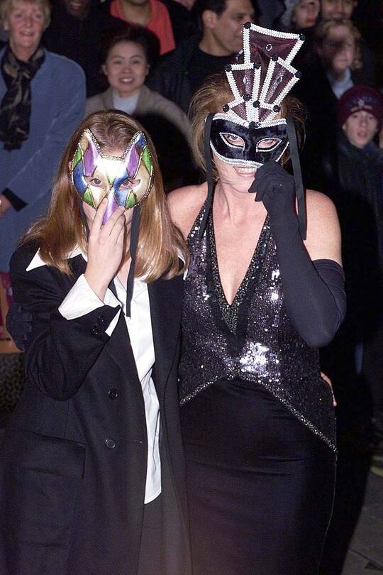 Prinzessin Beatrice, Sarah Ferguson, Halbfigur, Verkleidung, Maske, Maskenball, London, UK, 20011128, 28. November 2001---------The Duchess of York announces the restart of Children in Crisis operations in Afghanistan at a masked ball at the Cafe Royal she was accompanied by Princess Beatrice who will sing Heal the World with her school choir from St Georges School Ascot. !Royals pre August 2003