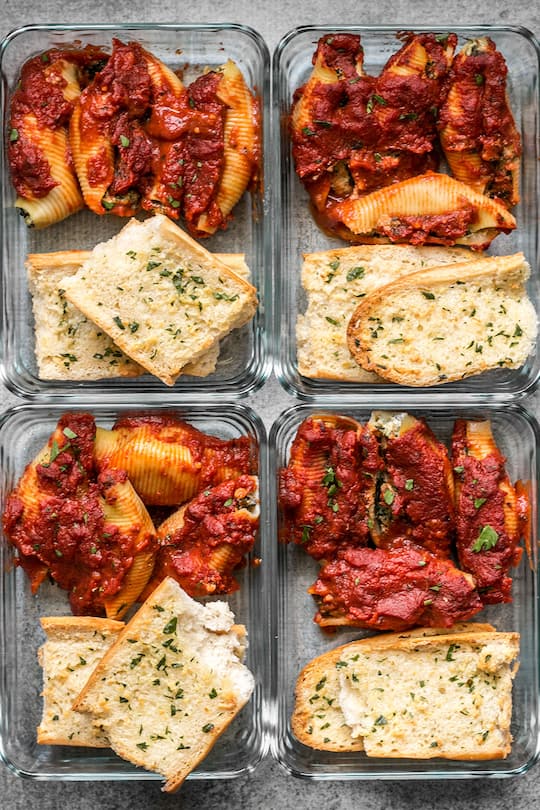 Mit Pesto gefüllte Muschelpasta