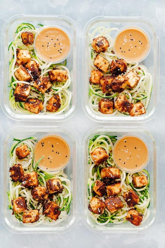 Sesam Tofu Zoodles mit Erdnusssauce