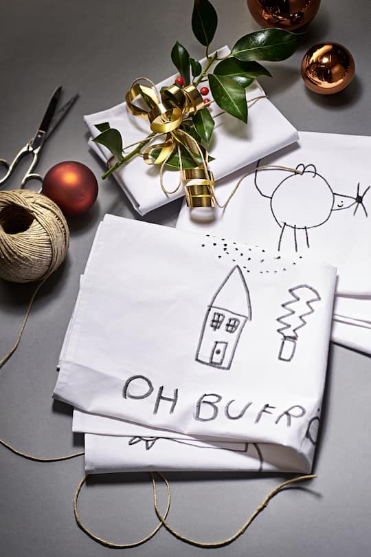 Von Kindern bemalte Geschirrtücher fürs Weihnachtsbasteln