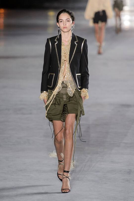 Look von der Saint Laurent Frühjahr/Sommer 2018 Show in Paris.