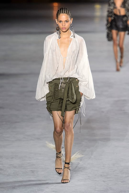 Look von der Saint Laurent Frühjahr/Sommer 2018 Show in Paris.