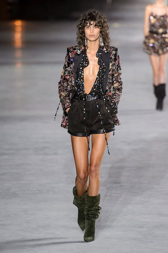 Look von der Saint Laurent Frühjahr/Sommer 2018 Show in Paris.